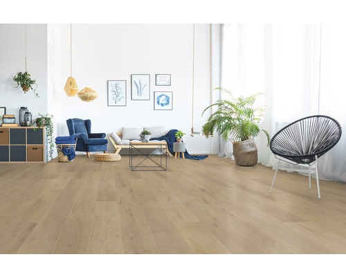 Heller Wohnraum mit Laminatboden, Sofa, Sessel und Dekorationen.