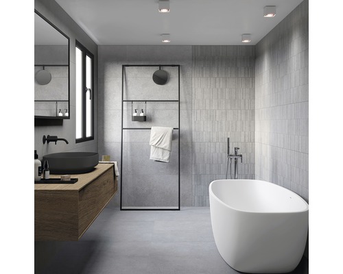 Salle de bains moderne avec baignoire îlot, lavabo à poser et porte-serviettes