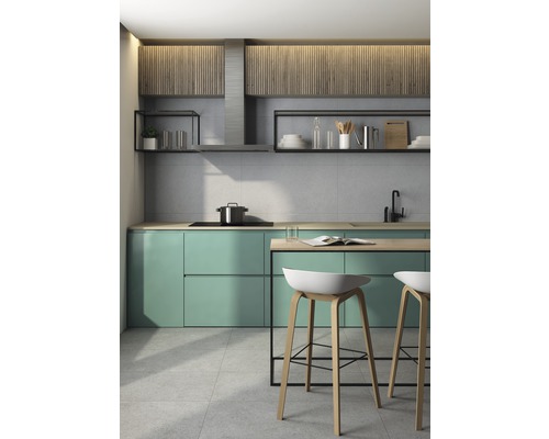 Cuisine claire avec îlot de cuisine, tabourets de bar et armoires modernes