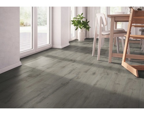 Heller Raum mit grauem Holzboden, Esstisch und Stühlen