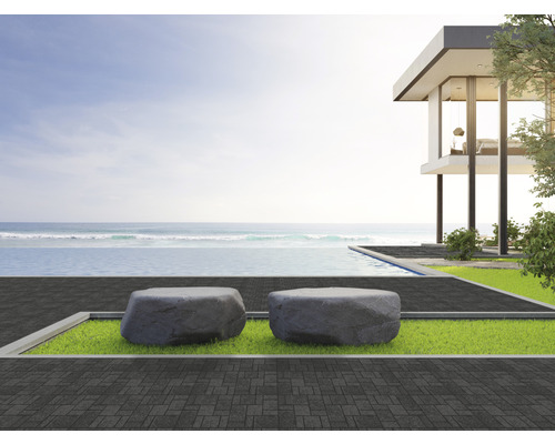 Aussenbereich mit Steinbänken, Pool und modernem Haus am Meer