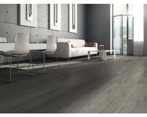 Modernes Wohnzimmer mit grauem Laminatboden, Sofa, Tisch und Stühlen.