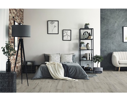 Heller Schlafzimmerraum mit Doppelbett, Stehlampe und Regalen