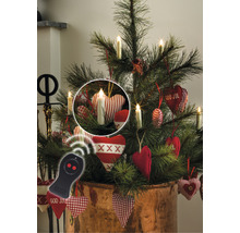 Sapin de Noël avec bougies et décorations en forme de cœur et télécommande