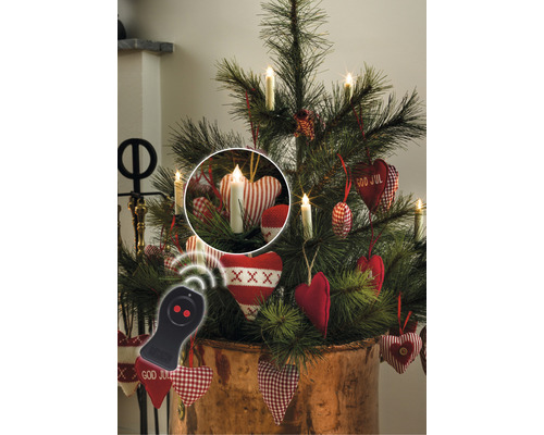 Sapin de Noël avec bougies et décorations en forme de cœur et télécommande