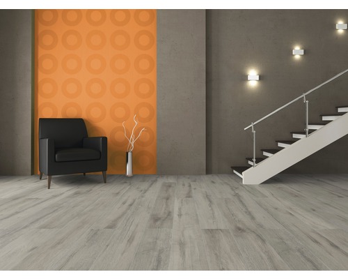 Innenraum mit grauer Holzbodenstruktur, Sessel und Treppe