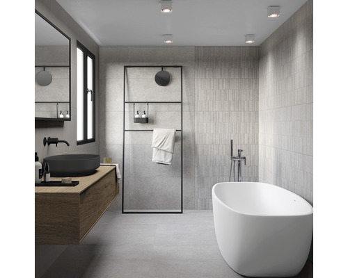 Modernes Badezimmer mit freistehender Badewanne, Waschtisch und grauen Fliesen