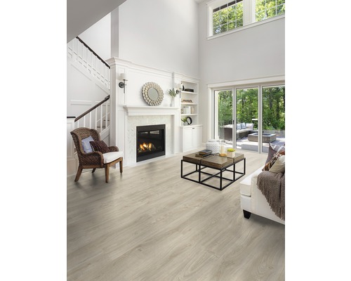 Helles Wohnzimmer mit Treppe, Kamin und Holzboden