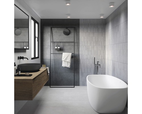 Modernes Badezimmer mit Badewanne, Waschtisch und Handtuchhalter