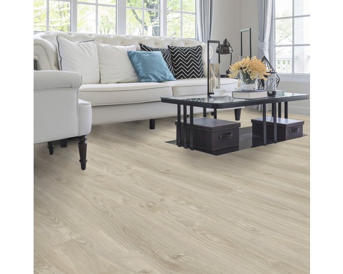 Heller Holzboden in einem Wohnzimmer mit Sofa, Sessel und Tisch