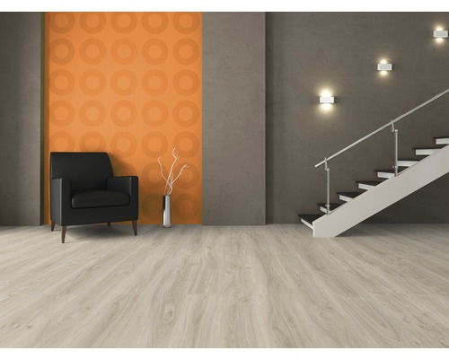 Innenraum mit Sessel, Treppe und Laminatboden