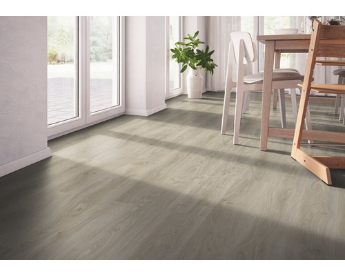 Heller Holzboden in einem hellen Esszimmer mit Tisch und Stühlen.