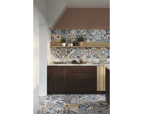 Küche mit Boden- und Wandfliesen im Patchwork-Stil, Holzschrank und Regal