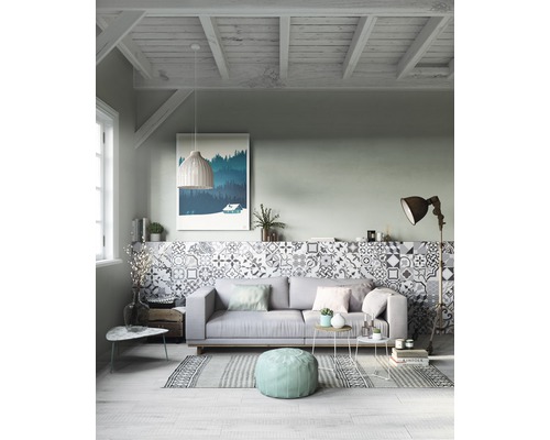 Salon avec canapé, mur en carreaux de mosaïque et éléments de décoration dans un design clair et organisé.