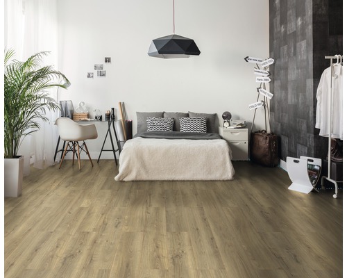 Modernes Schlafzimmer mit Holzboden, Bett, Schreibtisch und Zimmerpflanze