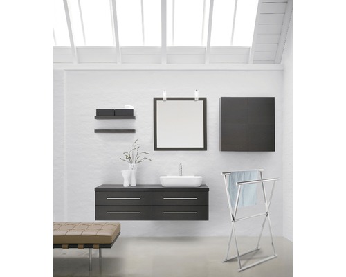 Salle de bains avec meuble-lavabo, miroir, armoires, étagères, porte-serviettes et banc