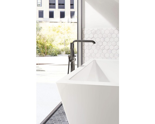 Freistehende Badewanne mit Armatur in einem hellen Badezimmer