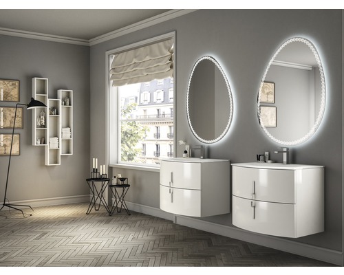 Helles Badezimmer mit Doppelwaschbecken, beleuchteten Spiegeln und Holzfußboden