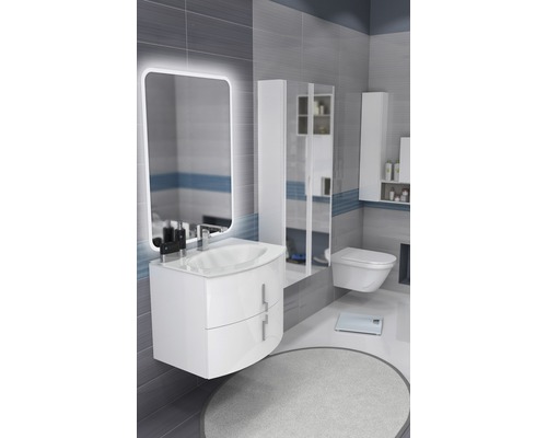 Helles Badezimmer mit Waschbecken, Spiegel mit Beleuchtung, Toilette und Badezimmermöbeln.