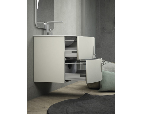 Badezimmer mit Waschtischunterschrank mit Schubladen und offen stehenden Türen