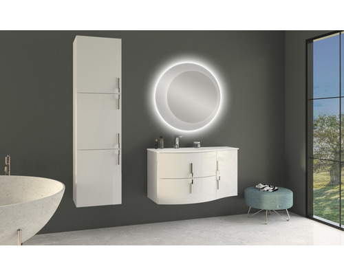 Badezimmer Szene mit Waschbeckenunterschrank, Spiegelschrank, beleuchtetem Spiegel und Hocker
