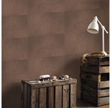Dekorative Wandgestaltung mit brauner Tapete, Holzkisten und Lampe