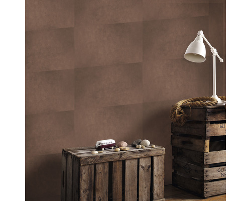 Décoration murale décorative avec papier peint marron, caisses en bois et lampe