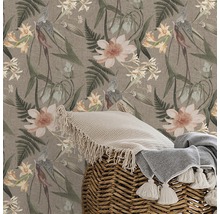 Tapete mit Blumenmuster und Vogelmotiven im Wohnzimmer