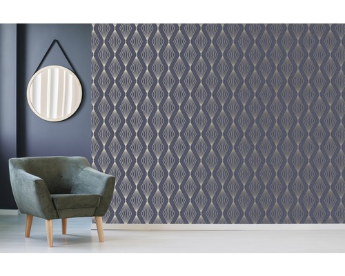 Szene mit einer Wand mit geometrischer Tapete, einem runden Spiegel und einem Sessel.