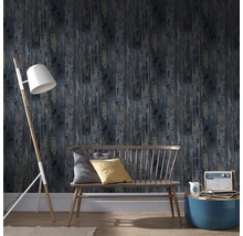 Espace de vie avec un banc, un lampadaire et un mur avec un papier peint imitation bois