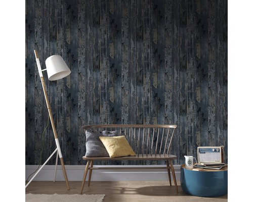 Espace de vie avec un banc, un lampadaire et un mur avec un papier peint imitation bois