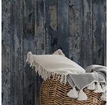 Papier peint décoratif aspect bois avec coussin et couverture dans un panier