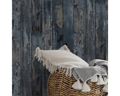 Papier peint décoratif aspect bois avec coussin et couverture dans un panier