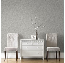 Pièce avec papier peint à motifs gris, commode et deux chaises