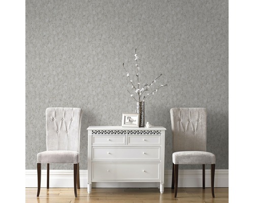 Pièce avec papier peint à motifs gris, commode et deux chaises