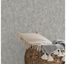 Papier peint imitation marbre avec coussin et couverture dans un panier