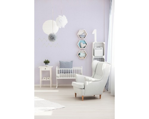 Chambre d''enfant avec lit à barreaux, fauteuil et éléments décoratifs