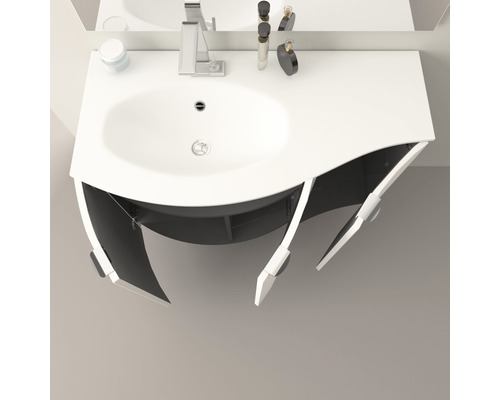 Waschtisch mit Unterschrank und offen stehenden Türen.