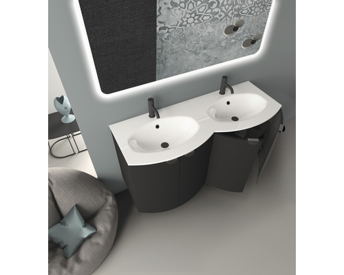 Doppelwaschtisch mit Unterschrank und beleuchtetem Spiegel im Badezimmer.