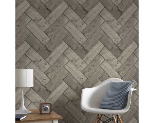 Intérieur avec papier peint à chevrons aspect bois, chaise, lampe et table