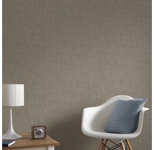 Nahaufnahme einer Wandtapete mit Stoffstruktur im Wohnraum.