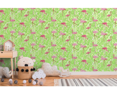 Zimmer mit Tapete mit Flamingos und Blättern