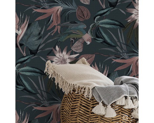 Wohnszene mit gemusterter Tapete, Korb und Textilien