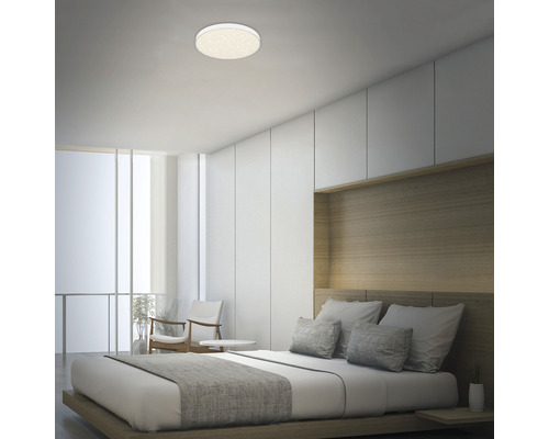 Chambre à coucher avec lit et plafonnier rond