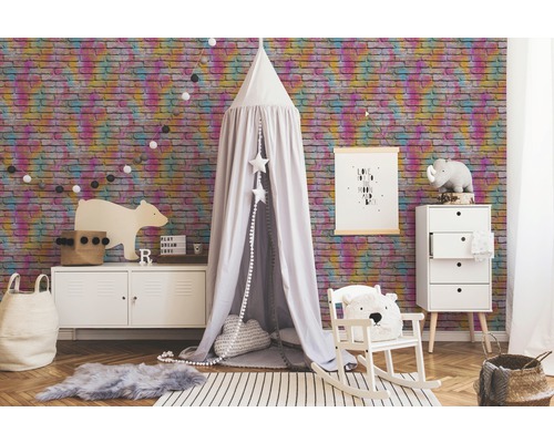 Chambre d''enfant avec papier peint à motifs en briques, ciel de lit et meubles blancs.
