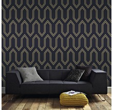 Salon avec papier peint à motifs, canapé, coussins et pouf