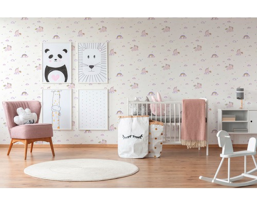 Chambre d''enfant avec papier peint licorne, fauteuil, lit d''enfant et éléments décoratifs pour une ambiance claire et conviviale.