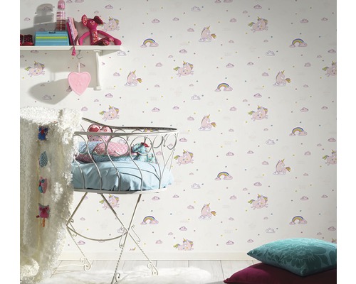 Chambre d''enfant avec papier peint blanc à motifs licorne et arc-en-ciel, lit de bébé et étagère