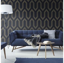 Salon avec canapé bleu, lampadaire et papier peint à motifs