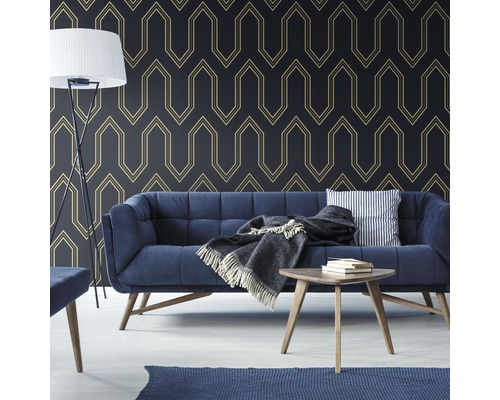 Salon avec canapé bleu, lampadaire et papier peint à motifs